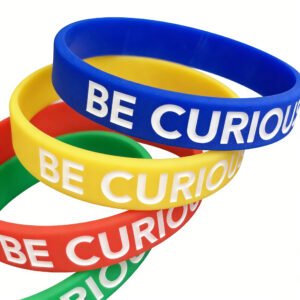 Custom wholesale colorful PVC silicone embossed text wristband, be curious motivational silicone bracelet set