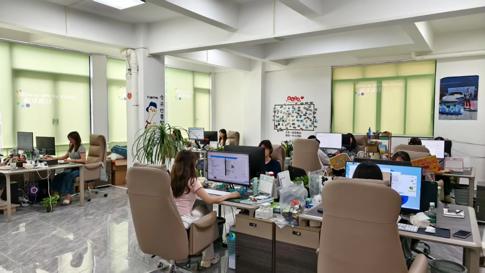 Heyang Craft team collaborating in the office
